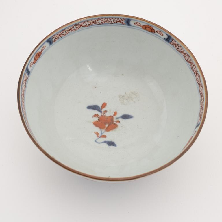 A set with two imari dishes and a bowl, Qing dynasty, early 18th Century.
