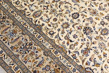 A Keshan carpet, approx. 345 x 245 cm.