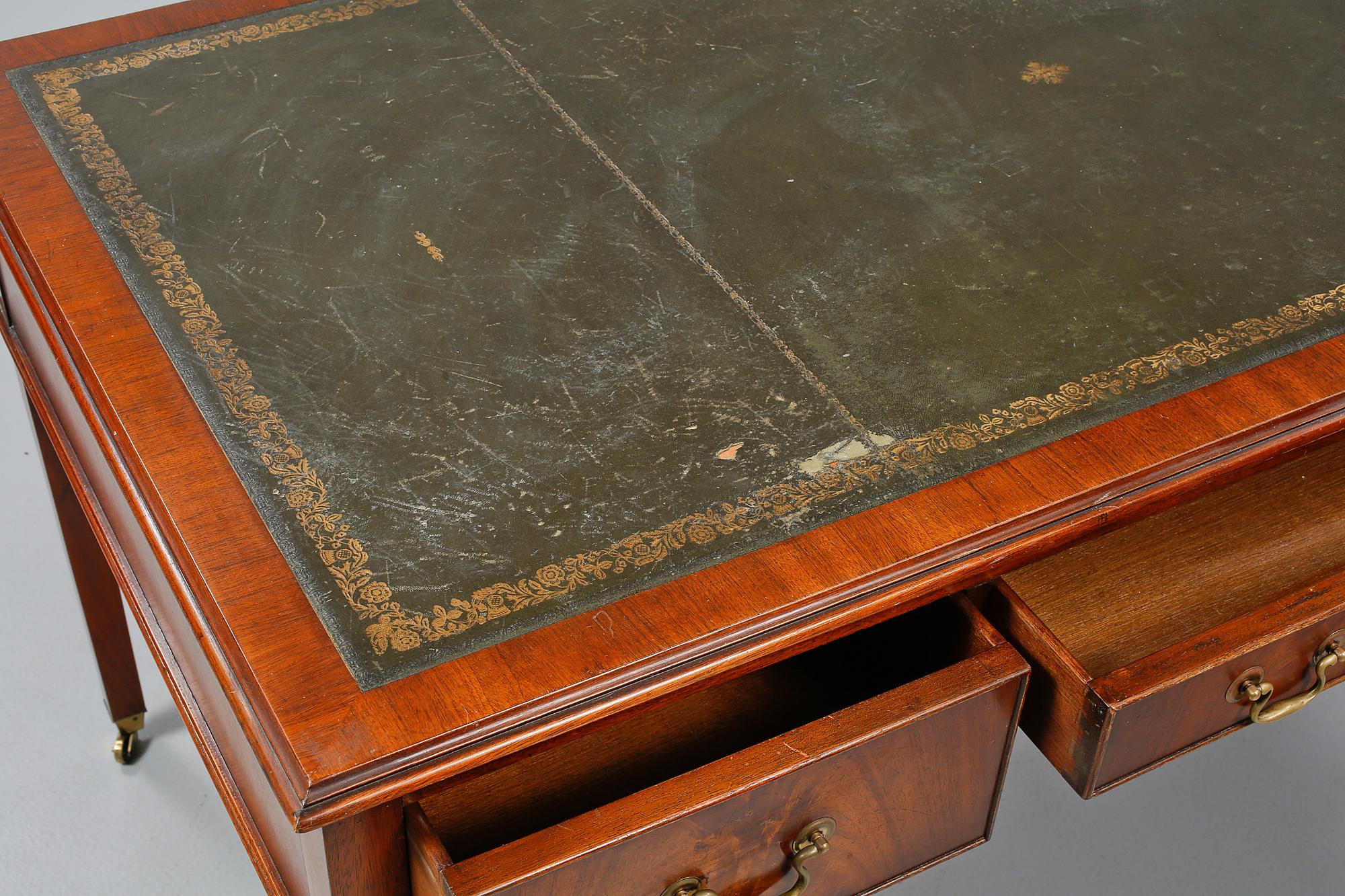 SKRIVBORD, Engelsk stil, 1900-talets andra hälft.