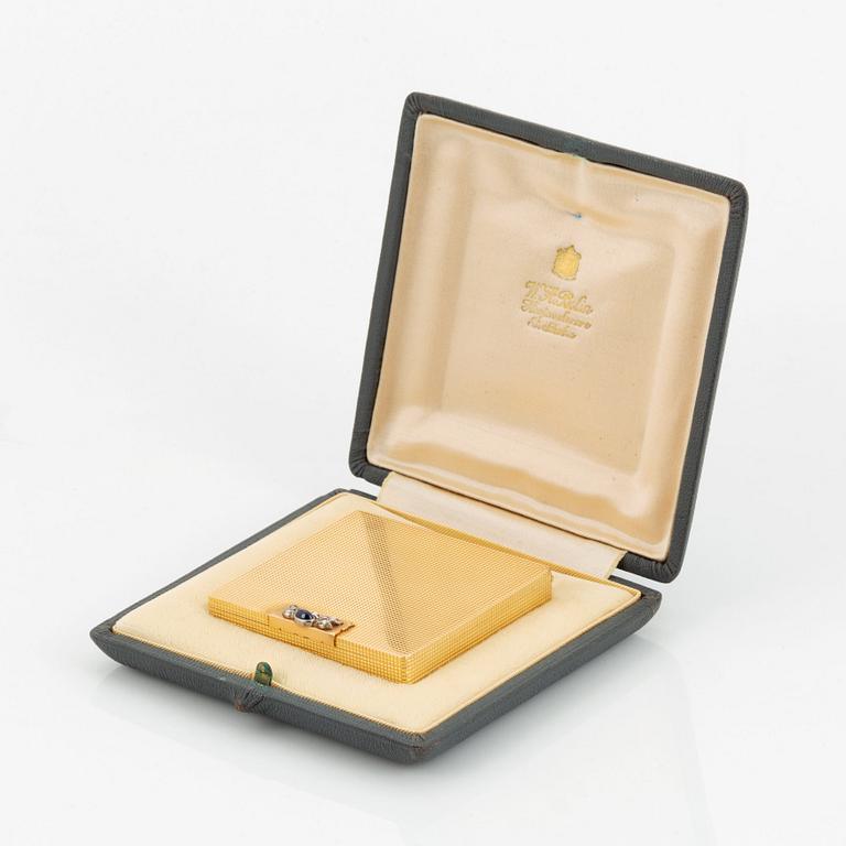 WA Bolin puderdosa 18K guld med en cabochonslipad safir och rosenslipade diamanter.