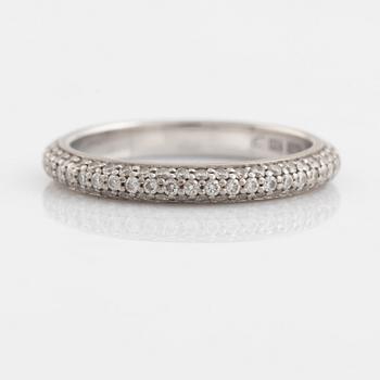 An Engelbert ring "Petite Pavé".