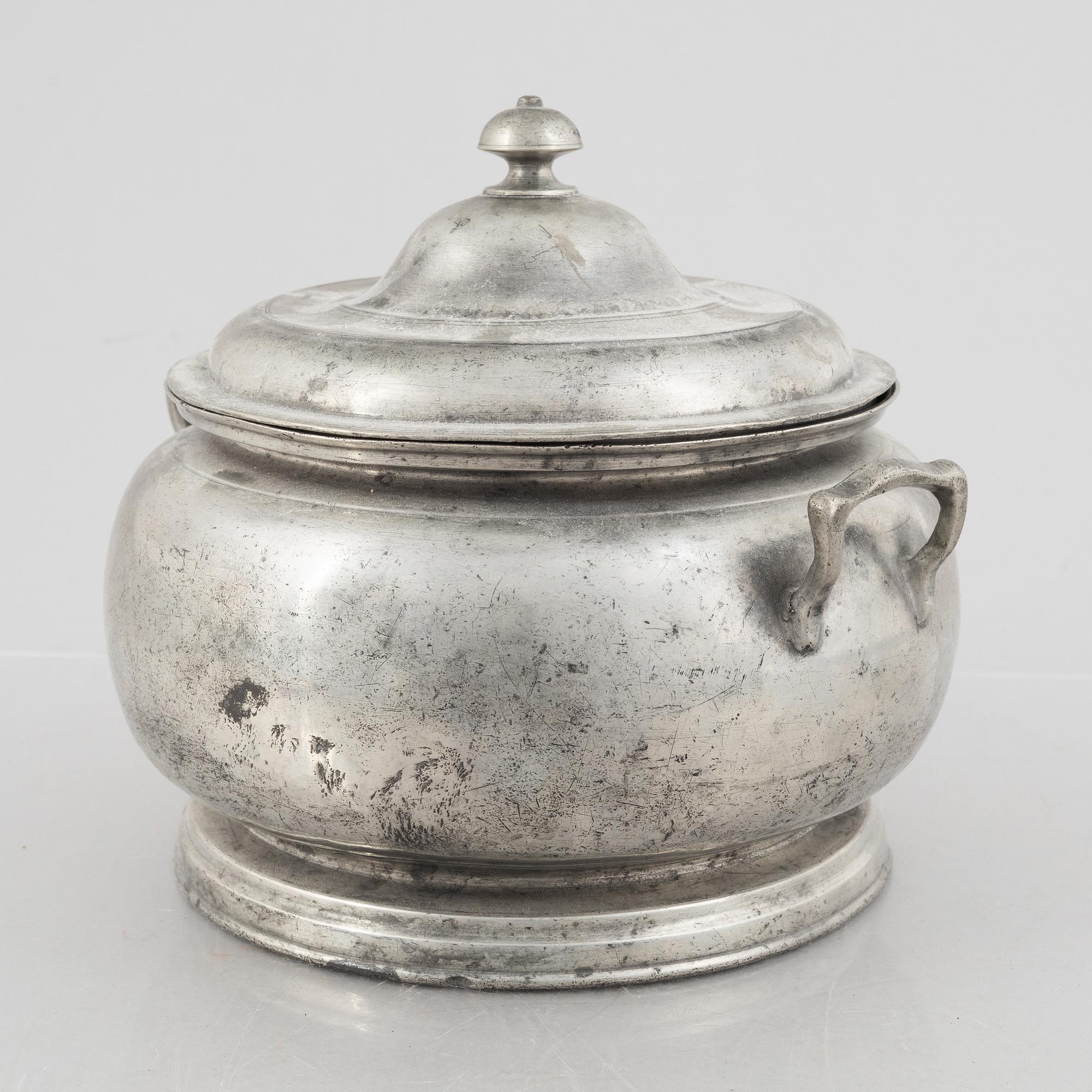 A pewter dish with cover, 19th century.
