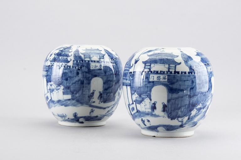 URNOR, ett par, porslin, Kina, sen Qing.