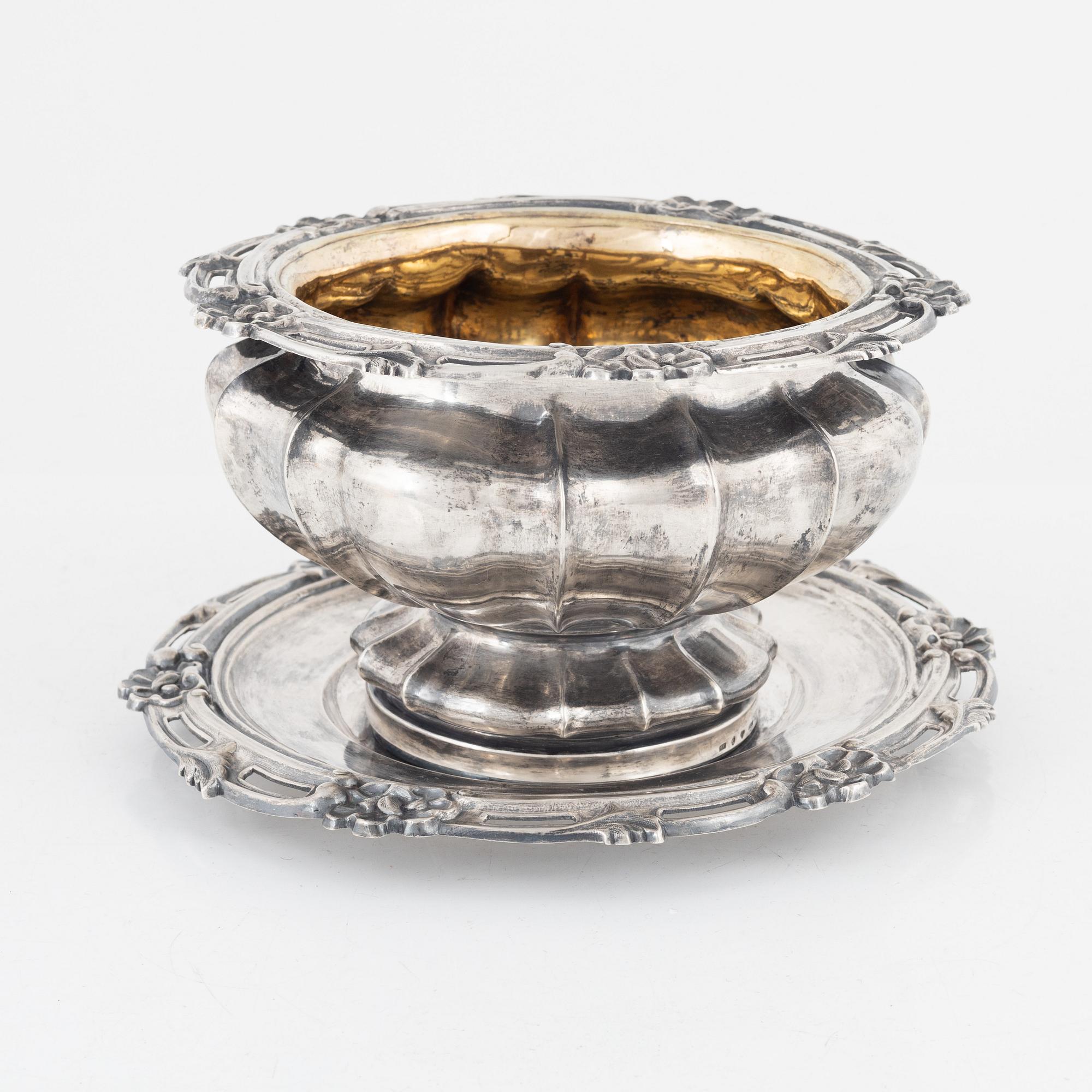 Gustaf Möllenborg, såsskål på fat, silver, nyrokoko, Stockholm 1847.