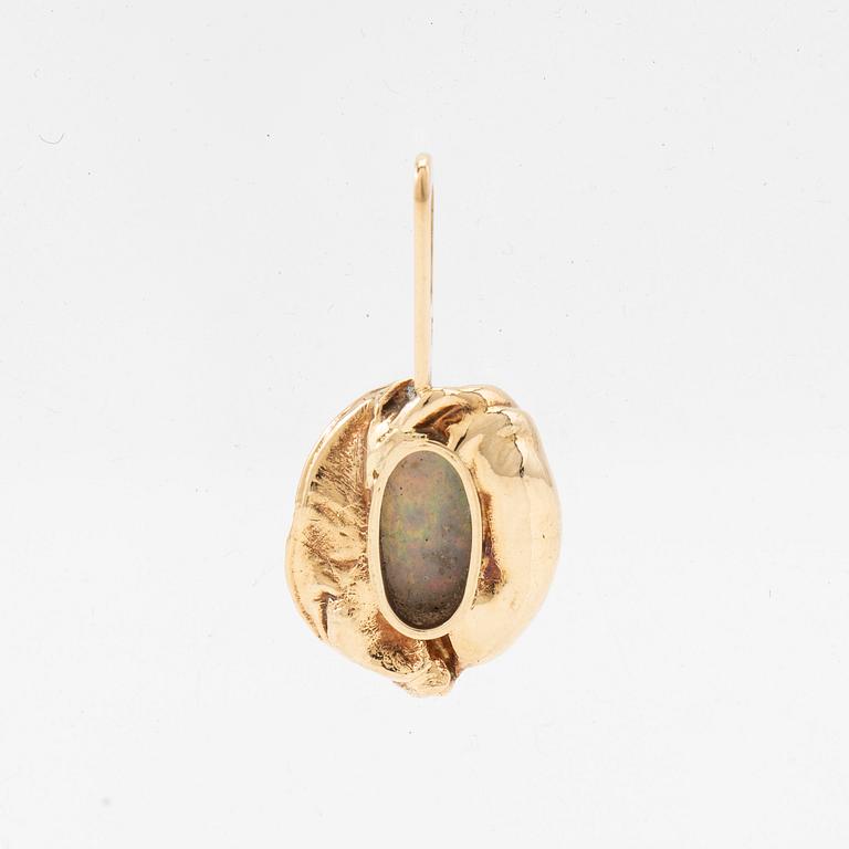 Pendant, 14K gold with opal.