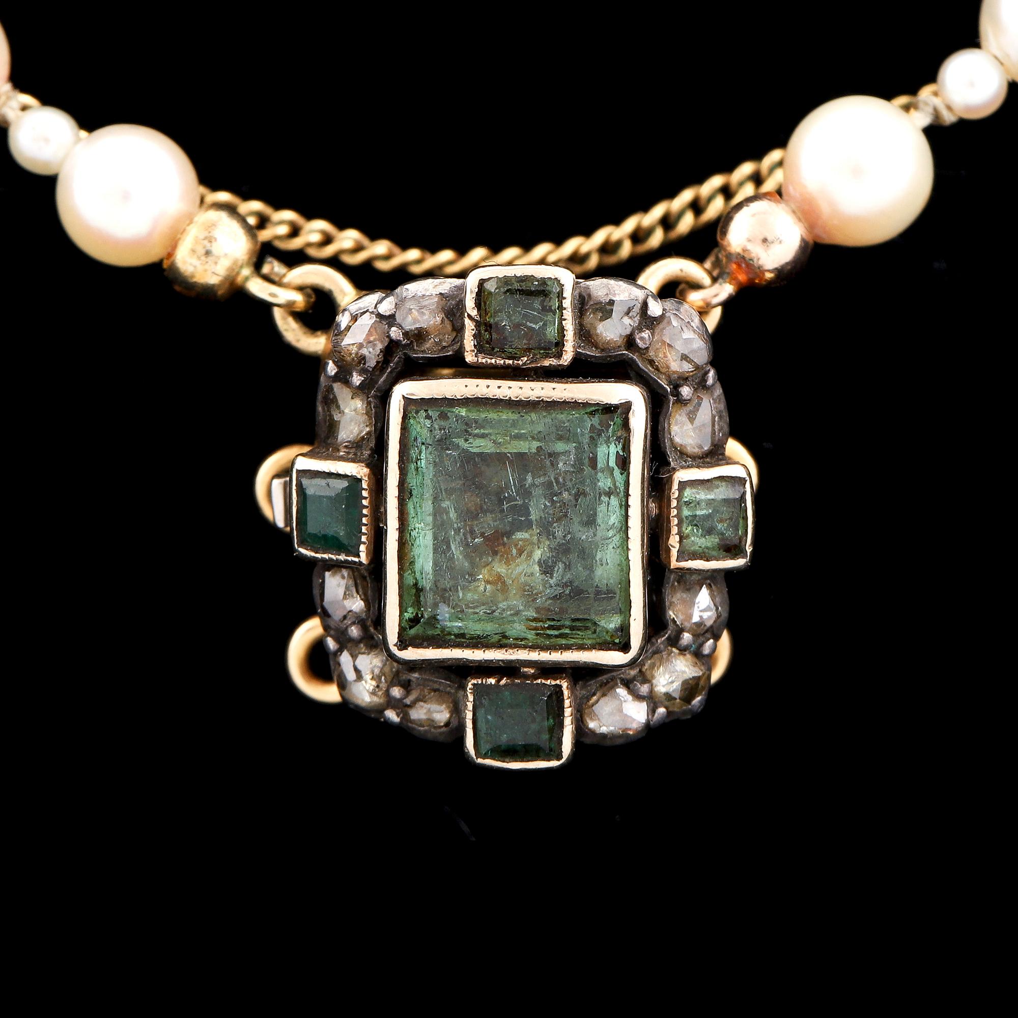 PÄRLCOLLIER, långt med doserade odlade pärlor.