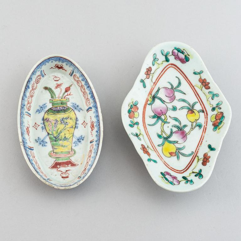 A group of 7 porcelain objects, Qing dynasty, 18th/19th century.