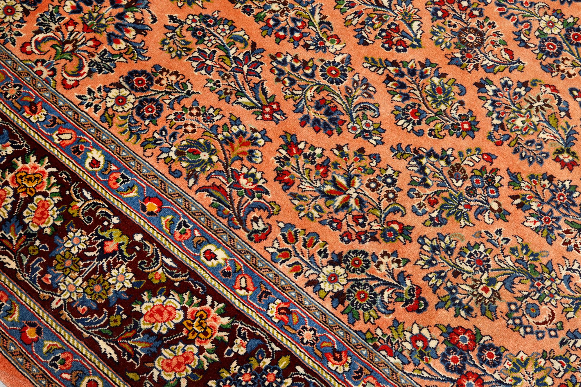 A Sarouk carpet, ca 323 x 248 cm.