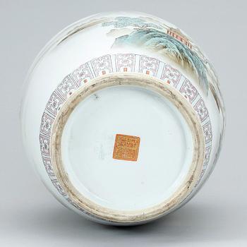 VAS, porslin, Kina, 1900-talets mitt.