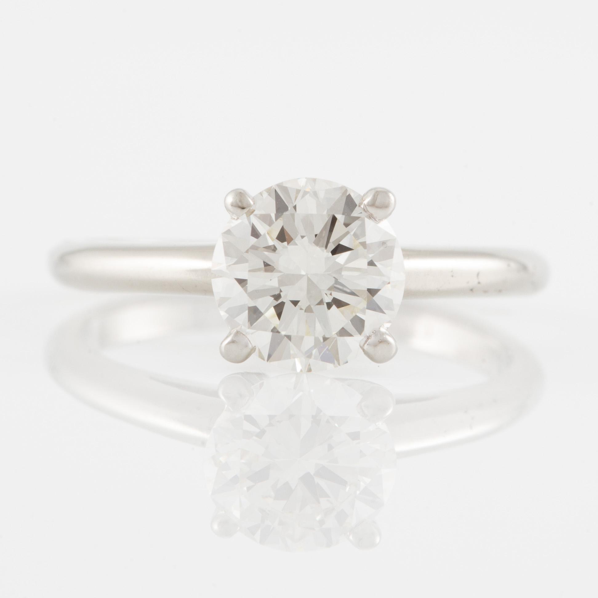 Ring, solitaire ring, 18K white gold with a brilliant-cut diamond approximately 1 ct.