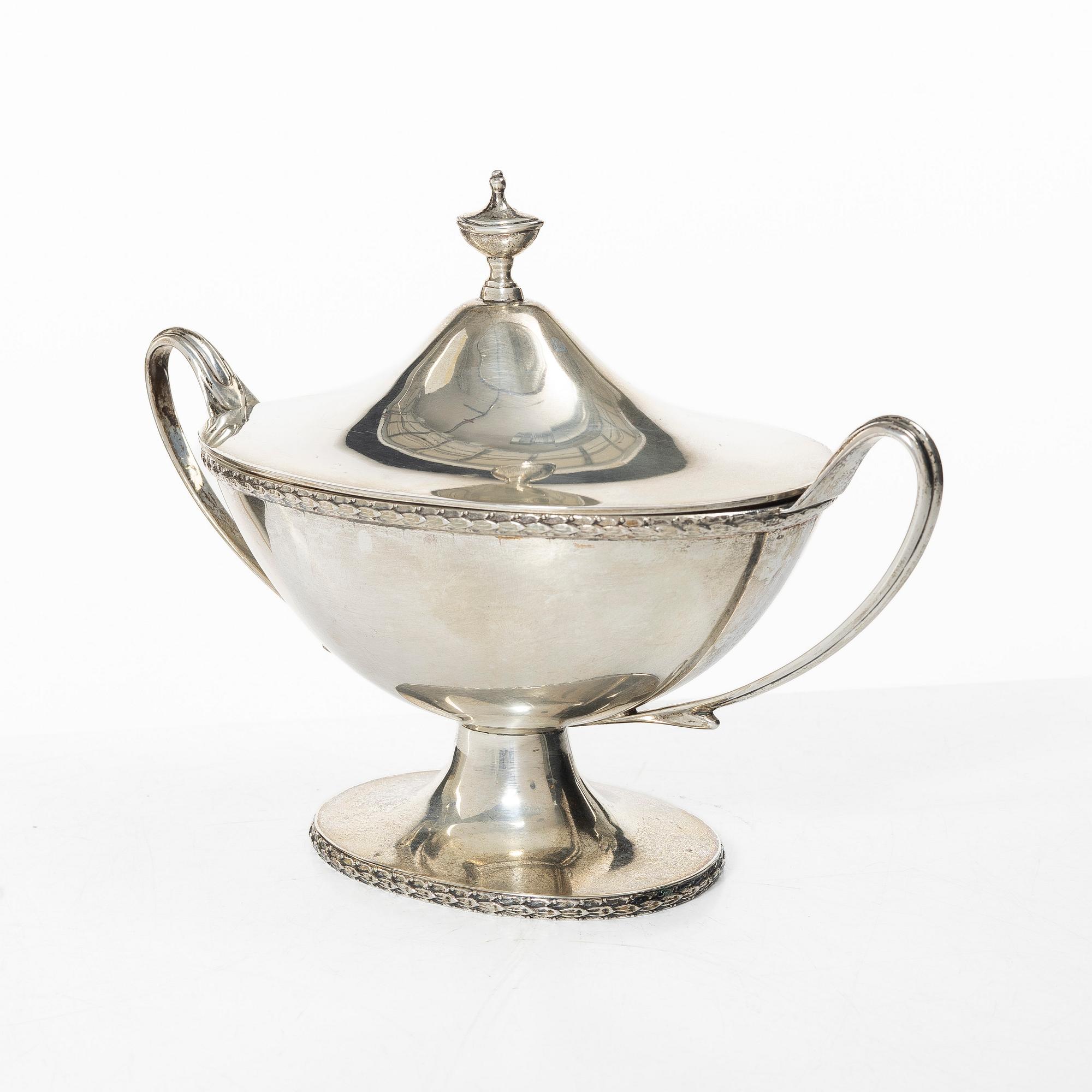 A Swedish sugar-bowl with lid, mark of KG Markströms Guldsmeds AB, Uppsala 1924.