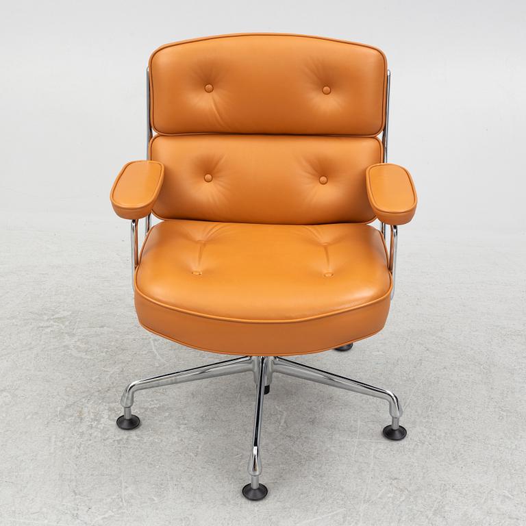 Charles & Ray Eames, a "Lobby" chair, Vitra.