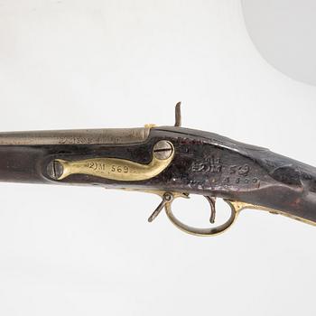 Slaglåsgevär, brittiskt svenskt, ändrat från flintlås.