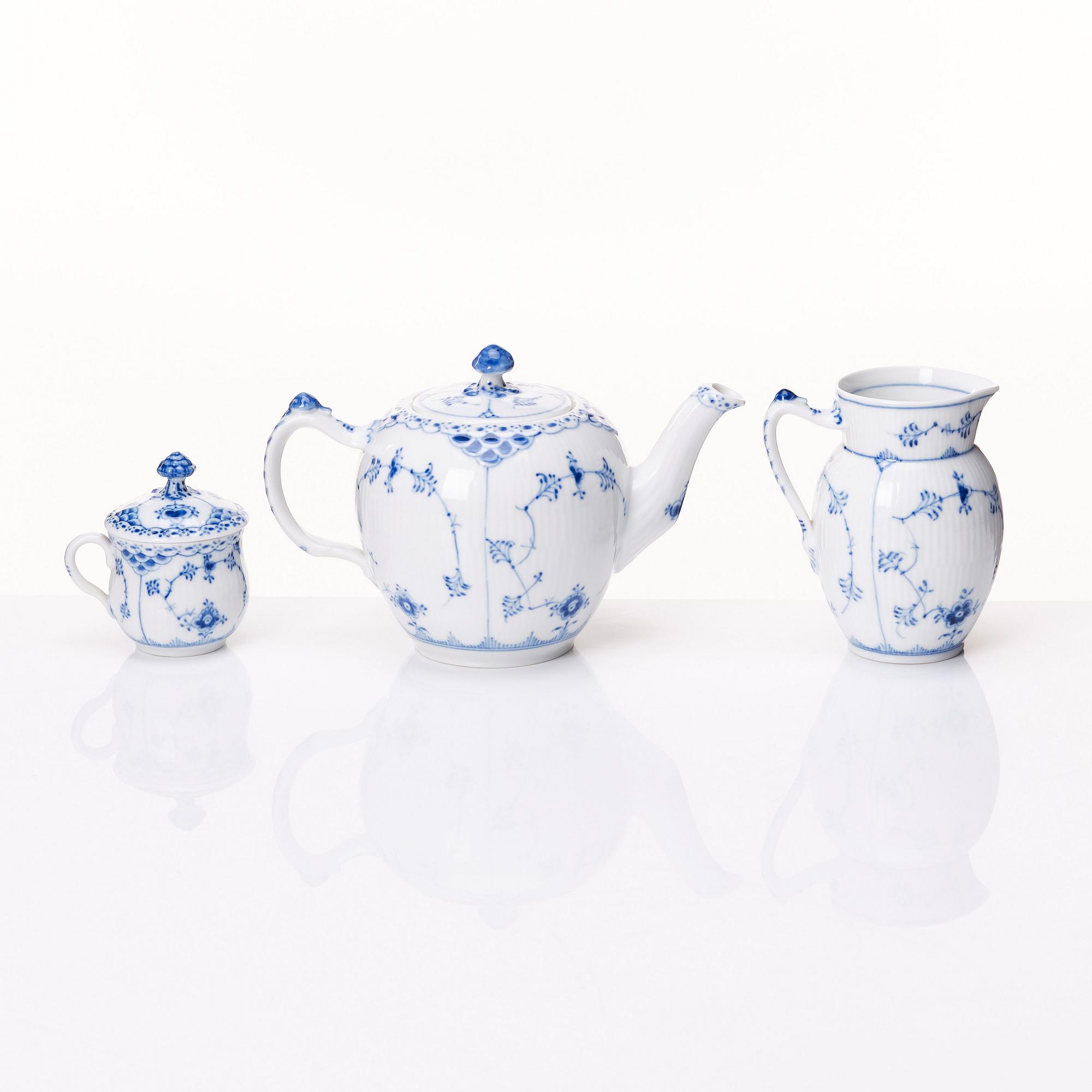 Royal Copenhagen, a 107 pieces 'Musselmalet' porcelain service, 20th century.