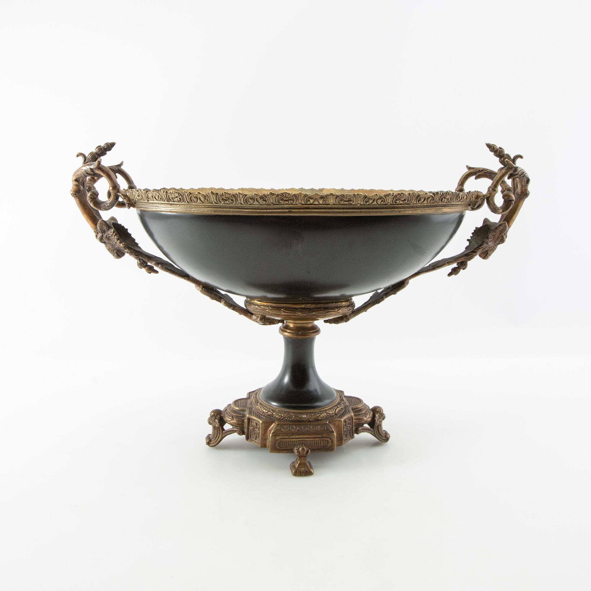 Bowl on foot Louis XVI style, first half of the 20th century.