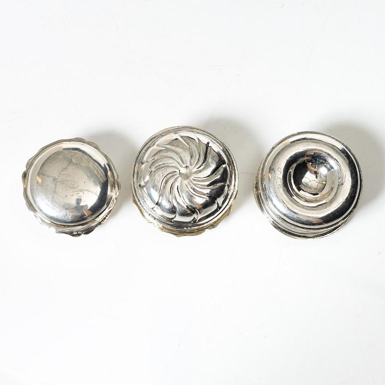 A set of three silver snuff boxes, 18th/19th century.