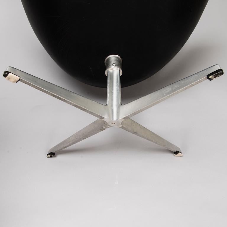 ARNE JACOBSEN, a pair of 1960s 'Swan' armchairs for Fritz Hansen.