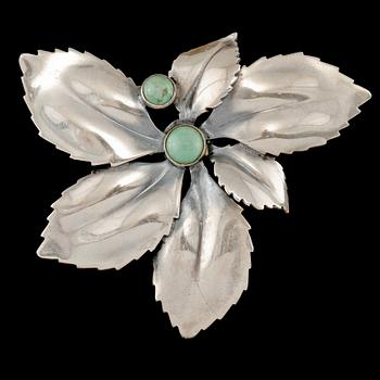 BROSCH, silver samt 2 cabocholslipade malakiter, Gertrud Engel för A Michelsen, Stockholm, 1951. Vikt 12 g.