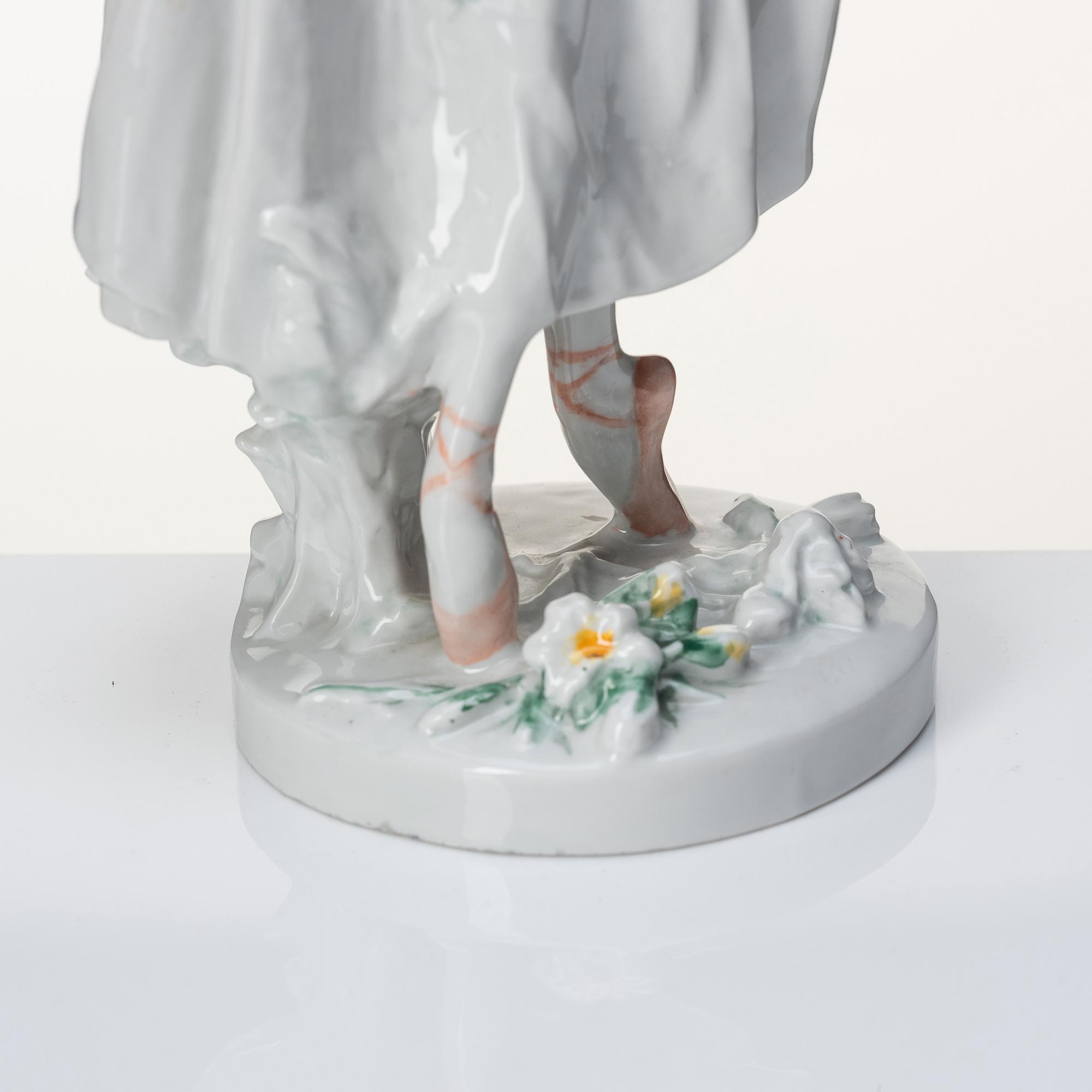 A porcelain ballerina figurine, Lomonosov, 1963.