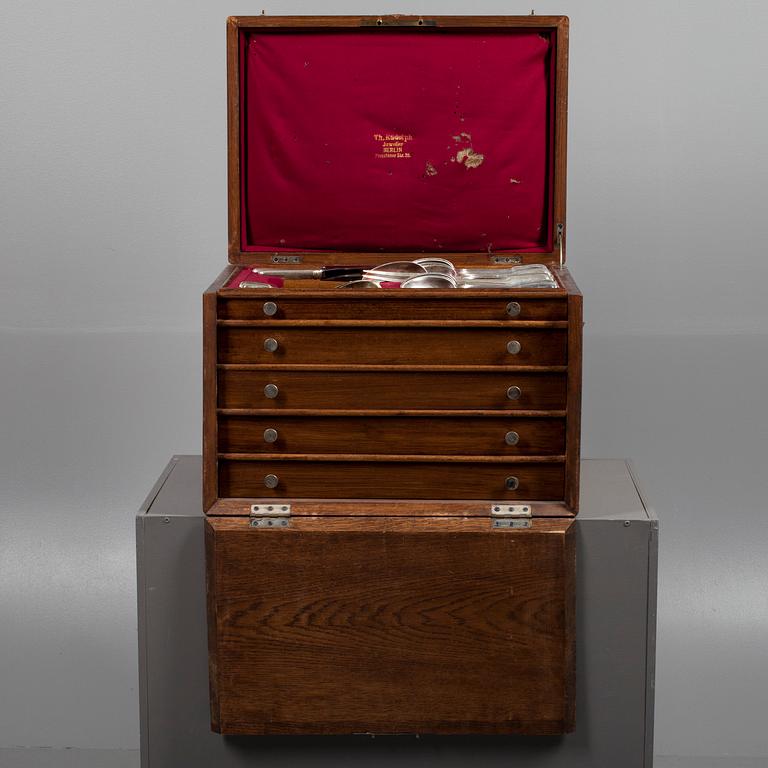 SCHATULL MED SILVERBESTICK, 103 delar, Tyskland, 800 haltigt silver, omkring 1896, total vikt ca. 5600 g.