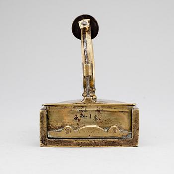 STRYKJÄRN, mässing, bär märkning, 1800-tal.