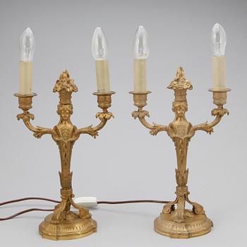 BORDSLAMPOR, ett par förgylld mässing, Ny-Louis XVI, 1800-talets andra hälft.