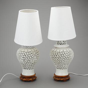 BORDSLAMPOR, ett par, porslin, 1900-tal, Kina.