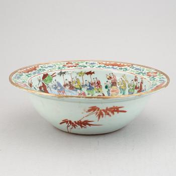 A famille rose basin, Qing dynasty, circa 1900.