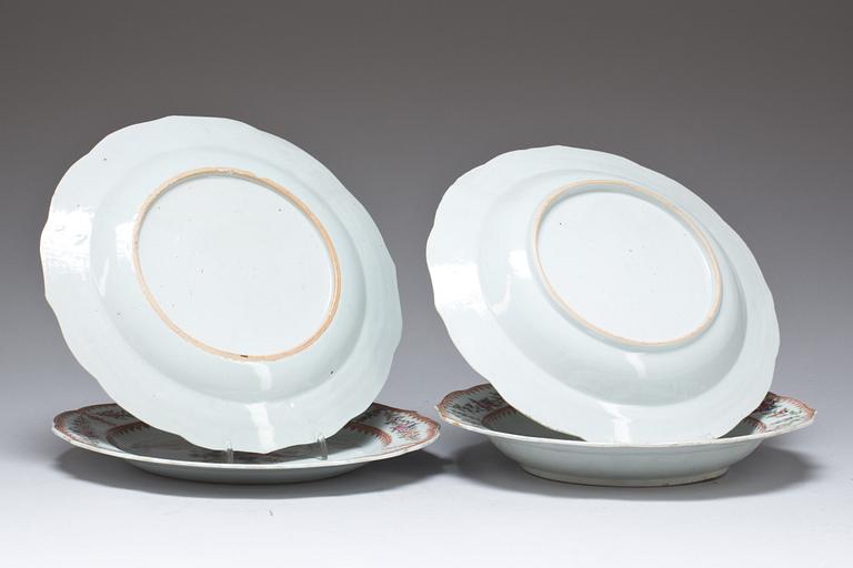 TALLRIKAR 2+2 st porslin, Kina, Qingdynastin, 1700-talets andra hälft.