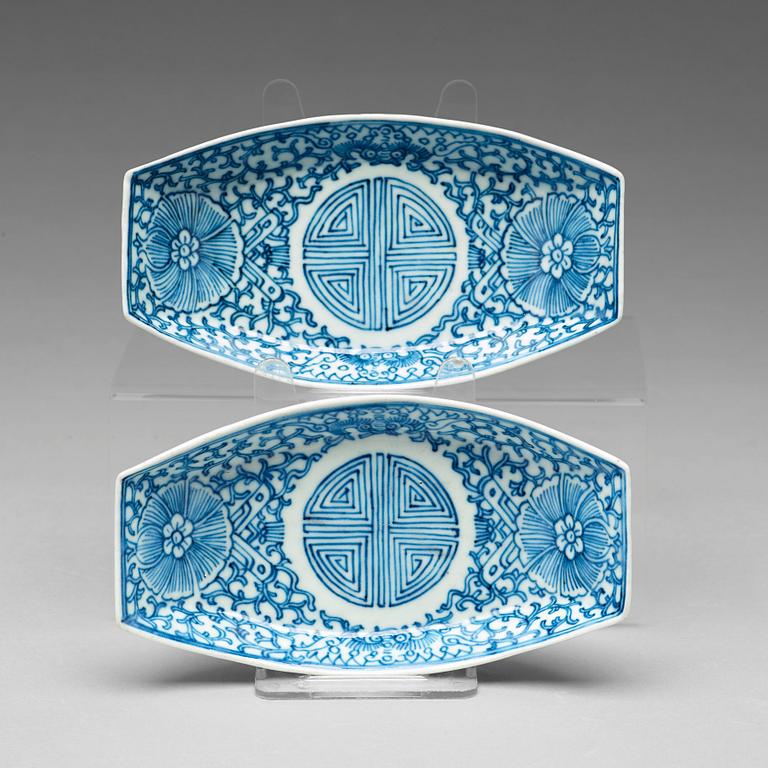 A pair of blue and white teaboats, Qing dynasty, 19th Century.