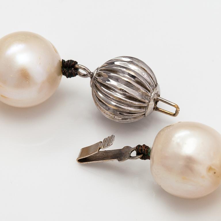 A pearl collier with cultured pearls and 14K white gold clasp.