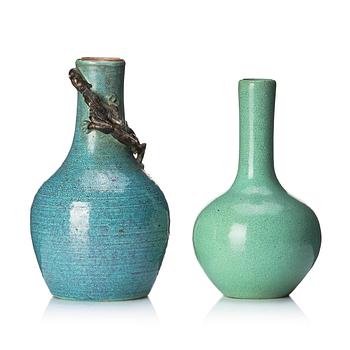 1088. Two small vases, Qing dynasty, 18th/19th century.