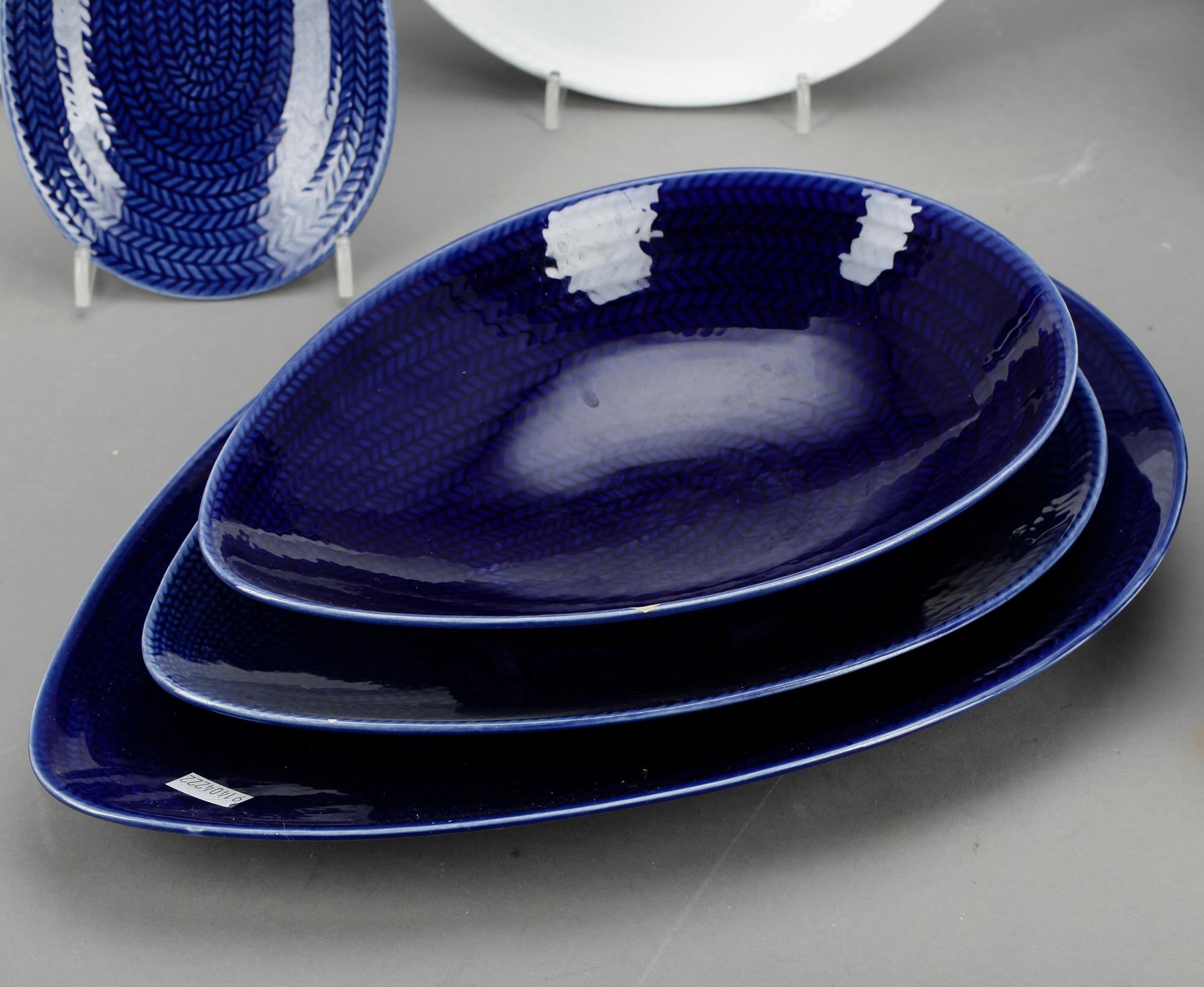SERVISDELAR, 23 st, porslin, "Blå eld", Hertha Bengtsson, Rörstrand.