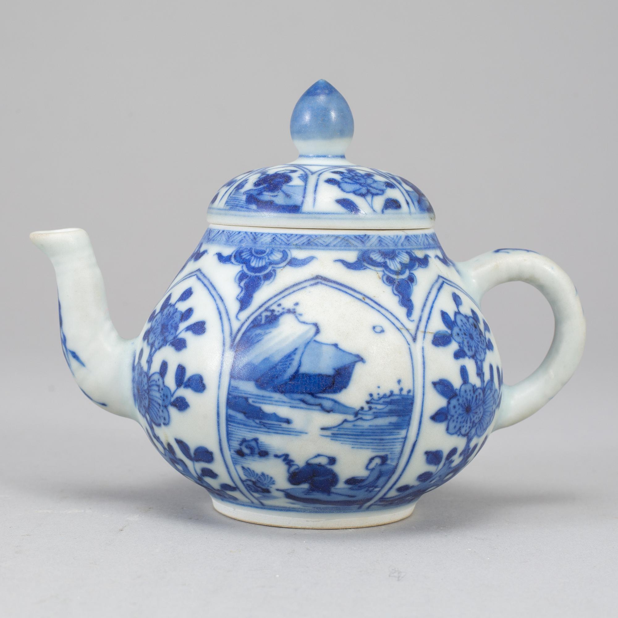 A blue and white teapot with cover, Qing dynasty, Kangxi (1664-1722).
