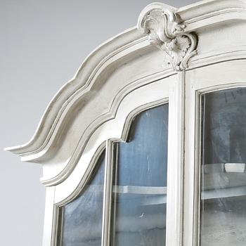 VITRINSKÅP, delvis rokoko, 1700-tal.