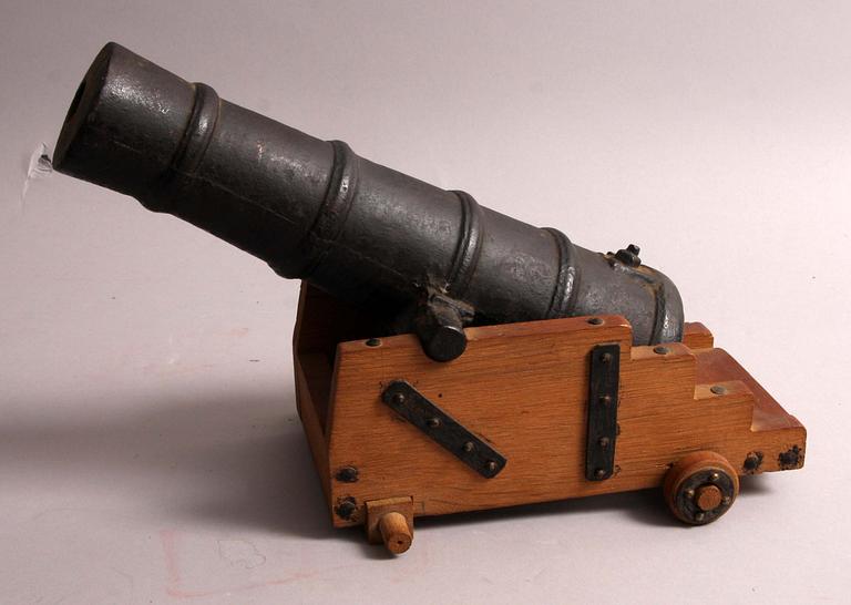 SALUTKANON, gjutjärn med lavett i trä.