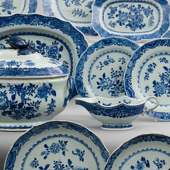 Servis, 62 delar, kompaniporslin. Qingdynastin, Qianlong (1736-95).