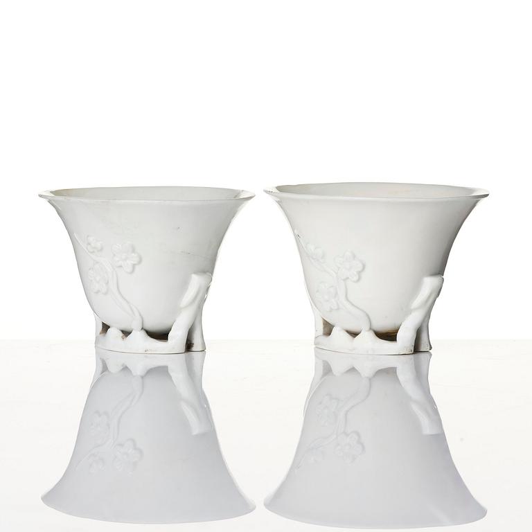Vas, samt koppar, tre stycken, blanc de chine. Qingdynastin, 1700-tal.