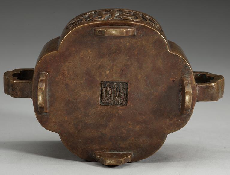 A bronze censer, Qing dynasty with Xuades seal mark.