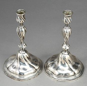 LJUSSTAKAR, ett par, silver, rokokostil, Dietric Johann Ernst Nagel, Pernau (1840-1854) Estland. Vikt 668 g.