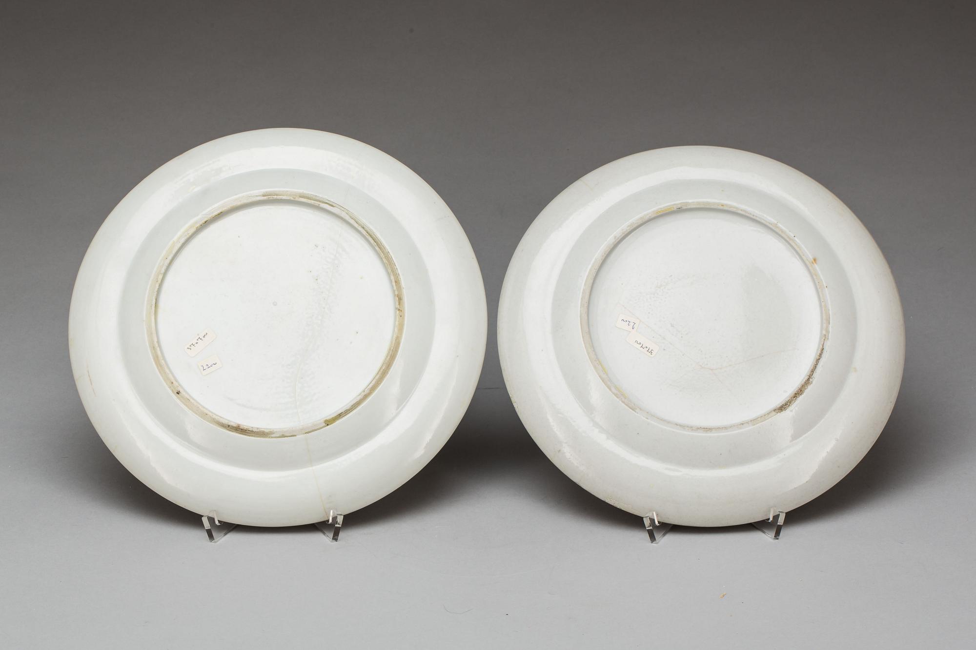 TALLRIKAR, 2 st. Famille rose s.k Mandarinporslin. Kina, Oianlong (1736-95).