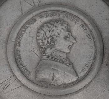 SKÄNKKANNA SAMT STOP, 2 st, tenn,Zadok Bergenholtz, Vimmerby, 1801 samt Erik Wikgren, Nyköping, 1820.
.