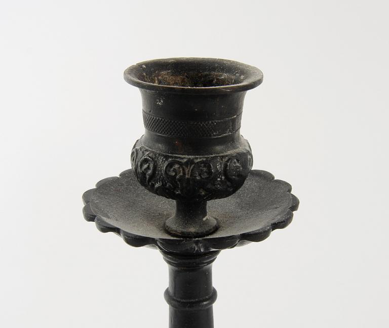 BORDSLAMPOR/LJUSSTAKAR, ett par, empirestil, svärtad metall.