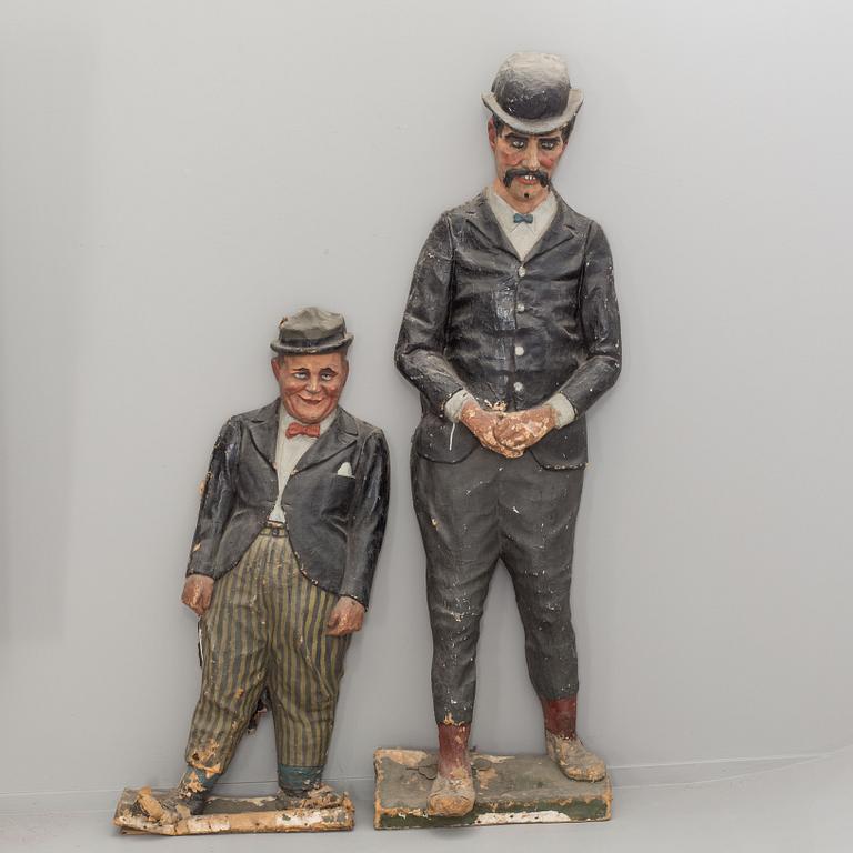 FIGURDOCKOR, ett par, Papier maché,  föreställande Fyrtornet och Släpvagnen. 1900-talets första hälft.