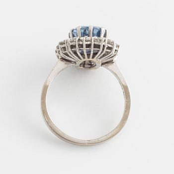 Ring, Carmoséring 18K vitguld med ljusblå safir och briljantslipade diamanter.