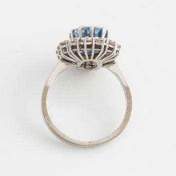 Ring, Carmosé ring in 18K white gold with light blue sapphire and brilliant-cut diamonds.