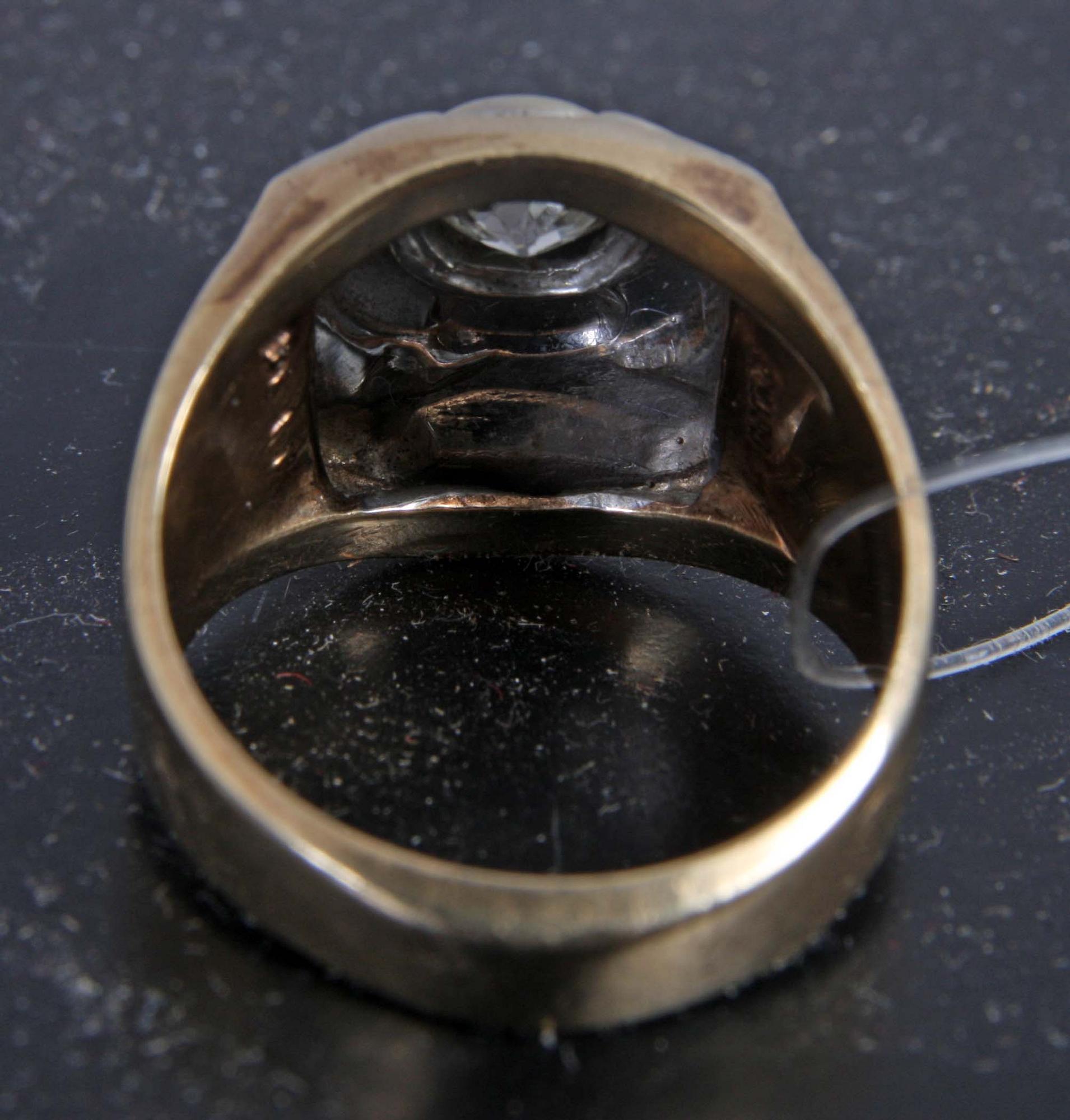 RING, vitt o rött guld 10-14 K, emalj o gammalslipad diamant ca 1,0 carat.