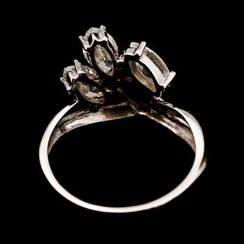 RING, 14 k vitguld, med 3 markisslipade briljanter tot ca 1.50 ct.