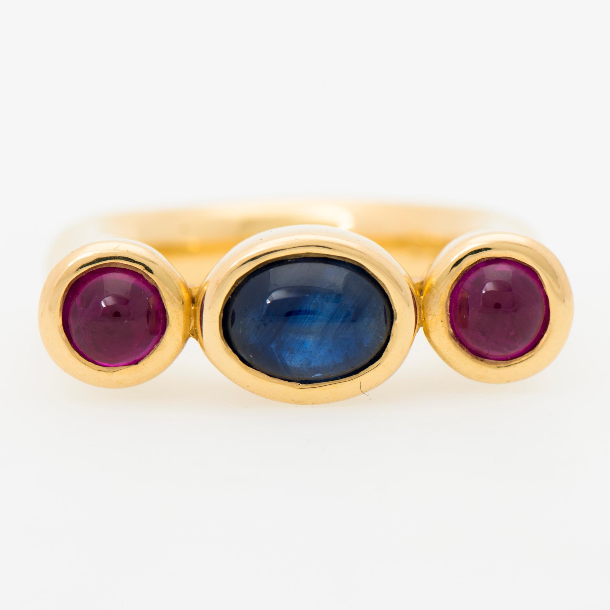 A RING, cabochon cut sapphire, cabochon cut rubies, 18K gold.
