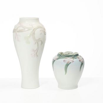 Vaser, ett par, porslin, bl a Nils Lundström, Jugend, Rörstrand, omkring år 1900.